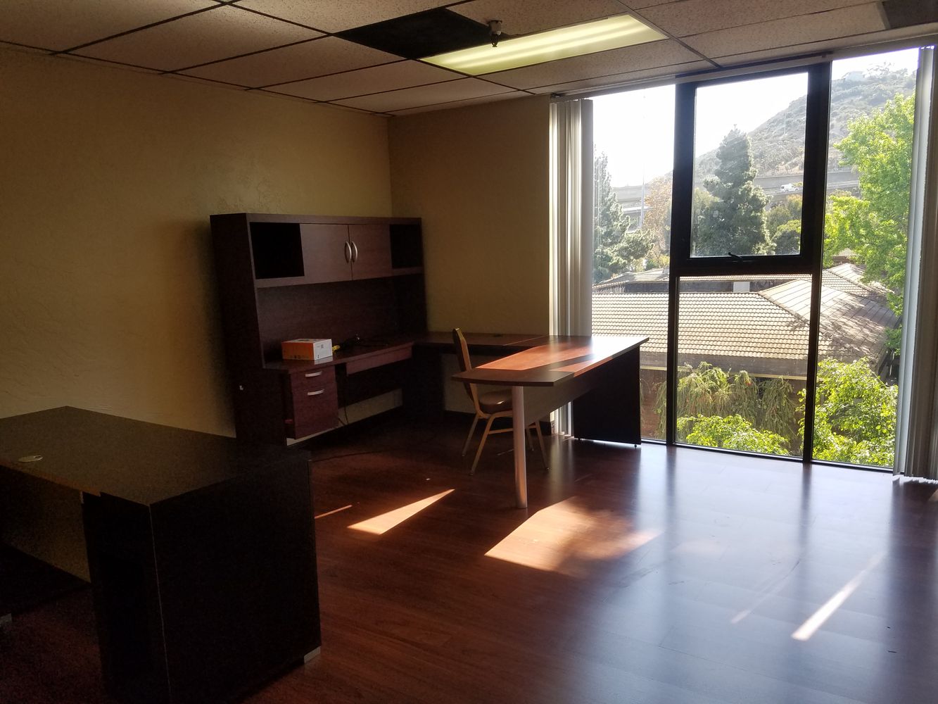 EXCELLENT LAY-OUT. RECEPTION, 2 EXTRA LARGE ROOMS, PRIVATE OFFICE. SALES FLOOR.